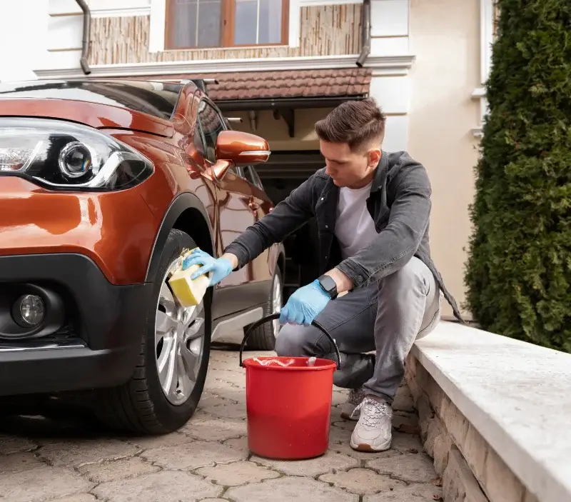 Lavage auto à domicile Boulay-les-Ifs : professionnel intervenant sur un véhicule